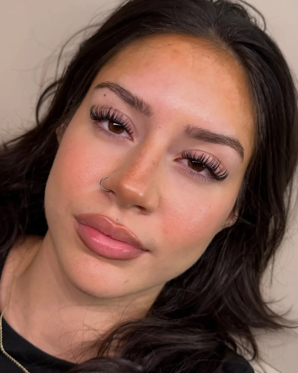 Client with a soft, natural lash set